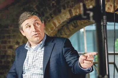 DZIECKO GOLDMANA: Anthony Noto ma bogate CV, w którym w oczy rzuca się nie tylko posada partnera w banku inwestycyjnym Goldman Sachs, ale także fotel dyrektora finansowego ligi futbolowej NFL. Menedżer jest absolwentem akademii wojskowej, a tytuł MBA zdobył na prestiżowej University of Pennsylvania Wharton School.
