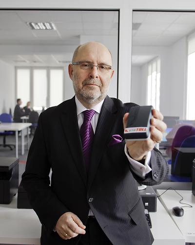 NASZ DROGI OPERATOR: Ministerstwo Infrastruktury,
na którego czele stoi Andrzej Adamczyk, zapewniało, że zmiana operatora systemu
poboru opłat przyniesie optymalizację kosztów, a państwo będzie miało
bezpośrednią kontrolę nad systemem. Tymczasem kluczowe usługi przy systemie
ponownie mają trafić do Kapsch Telematic Services, którym kieruje Marek
Cywiński.
