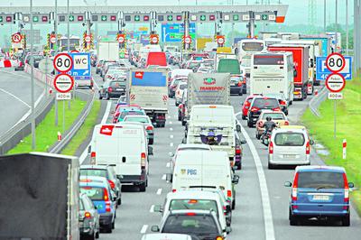 SPÓJNA SIEĆ: Ruch na polskich autostradach już teraz jest niemal taki, jakiego spodziewano się za 15 lat. W poprawie przepustowości pomoże budowa ekspresówek, obwodnic oraz węzłów i dróg pozwalających na płynne zjazdy z szybkich tras.