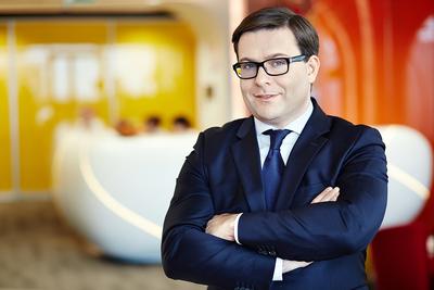 W MNIEJSZEJ SKALI: Z danych przytaczanych przez Michała Mazura, partnera w PwC i lidera zespołu Drone Powered Solutions, wynika, że w Polsce liczba wydanych licencji komercyjnych do pilotażu dronów wynosi ponad 6 tys. Dla porównania w Stanach Zjednoczonych jest ich ponad 73 tys.
