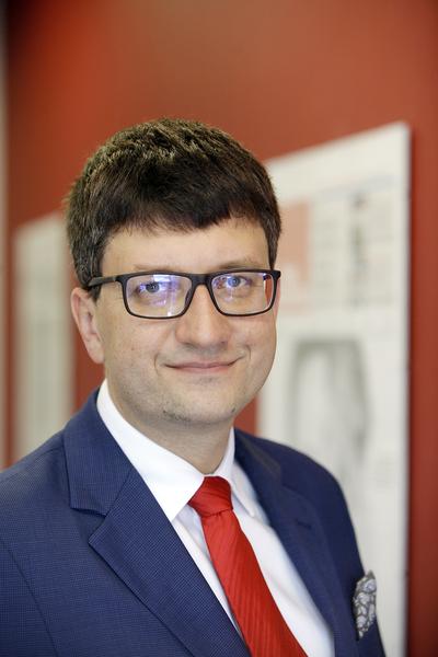 Marcin
Roszkowski, prezes Instytutu Jagiellońskiego Możemy
śmiało powiedzieć, że w polskim prawie istnieją już pewne zapisy, które mają
ułatwić sukcesję, jest w nich natomiast sporo niedoskonałości. Dobre przykłady
płyną z zagranicy. Na polskim rynku mamy kilka przykładów niepowodzeń.
Stworzenie instytucji fundacji pożytku prywatnego mogłoby zupełnie odmienić
kwestię sukcesji w rodzimych firmach.