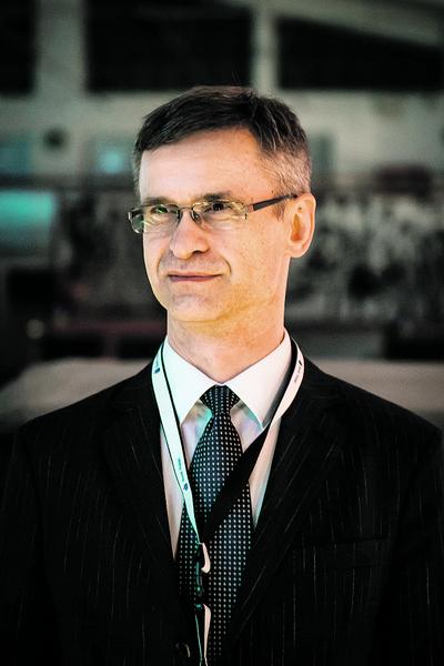 ŚWIAT OTWIERA SIĘ NA OZE: Rynkowi
OZE bardzo pomagają możliwości nowych
inwestycji, które pojawiają się w różnych
częściach świata. Uruchamia się rynek USA,
Ameryki Południowej, coraz więcej zaczyna
się dziać w Afryce. Duże inwestycje zdarzają
się także w Europie, choćby w Wielkiej
Brytanii — mówi Jarosław Gielnik, szef operacyjny
w KK-electronic.