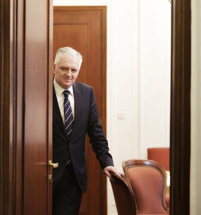 PRZEJŚĆ PRZEZ DOLINĘ ŚMIERCI: Współpraca prywatnych przedsiębiorców z instytucjami publicznymi ma silne wsparcie Jarosława Gowina, wicepremiera, ministra nauki i szkolnictwa wyższego. — W polskiej gospodarce mamy do czynienia z barierą, którą nazywamy „doliną śmierci”. Ta dolina rozpościera się między badaniem naukowym a momentem wdrożenia wynalazku. Dlatego budujemy pomost w formie współpracy między firmą a podmiotem naukowym — mówił Jarosław Gowin przy okazji ogłaszania wyników konkursu prowadzonego wspólnie przez KGHM i NCBR.