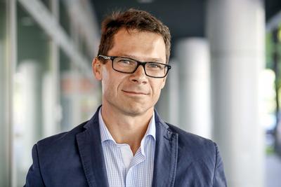 BUDUJĄ I WSPIERAJĄ: Egger Biskupiec, którym kieruje Waldemar Zawiślak, kontynuuje prace budowlane, przy których pracuje 670 osób. Na początku lutego inwestycję odwiedzili urzędnicy z Biskupca, z którymi przedstawiciele firmy rozmawiali o wsparciu lokalnej społecznośc.