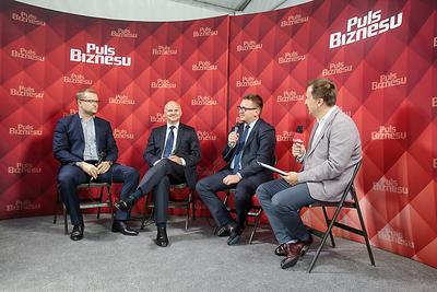 SPOJRZENIA POZA GRANICE: O ekspansji polskich firm na rynkach zagranicznych, podczas debaty „Nowe rynki, nowe horyzonty — spojrzenie liderów” dyskutowali na Forum Ekonomicznym w Krynicy: Sebastian Szaudel, dyrektor bankowości korporacyjnej w HSBC Polska, Artur Wiza, wiceprezes firmy informatycznej Asseco i Paweł Jarski, prezes Elemental Holding.