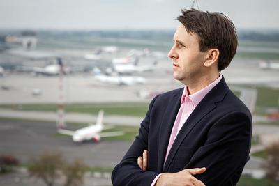SAMOOBSŁUGA
JEST TAŃSZA: Ryanair Sun, którym kieruje Michał Kaczmarzyk, może dzięki
przejściu na self-handling obniżyć koszty działalności w Polsce. Po zmianie cen
przez LS Airport Services niektóre trasy były nierentowne.