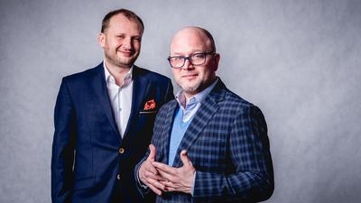 Jacek Maciak, prezes Salesbook (po lewej) i Andrew Hope, współtwórca projektu, już rozpisali plan ekspansji zagranicznej. Stawiają na Wielką Brytanię i Niemcy.