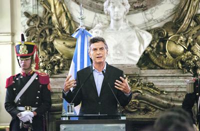 OSTROŻNY REFORMATOR: By nie ryzykować utraty zaufania wyborców i poparcia w parlamencie, Mauricio Macri zdecydował się na zaledwie stopniowe zmniejszanie dotacji do transportu i energii, oszczędził też transfery socjalne. Jednak zbyt skromne sukcesy w ograniczaniu deficytu budżetowego i inflacji sprawiły, że przy umocnieniu dolara i wzroście kosztów finansowania na świecie Argentyna jako pierwsza znalazła się u inwestorów na cenzurowanym.