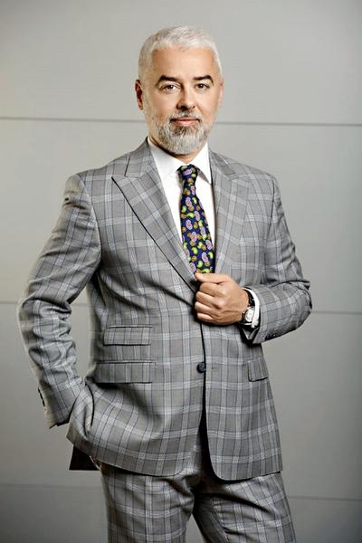 NATURALNY
WYBÓR: Po raz pierwszy mam możliwość współpracy z rządem w zakresie
uporządkowania sytuacji hoteli należących do skarbu państwa. Jestem
zaszczycony, że moja firma została wybrana do tego celu — mówi Marian
Cristescu, prezes Polskiego Holdingu Hotelowego, wcześniej Chopin Airport
Development, który ma portfelu osiem hoteli i dwa w budowie, a w 2017 r. miał
75,5 mln zł przychodów i 4,4 mln zł zysku netto.