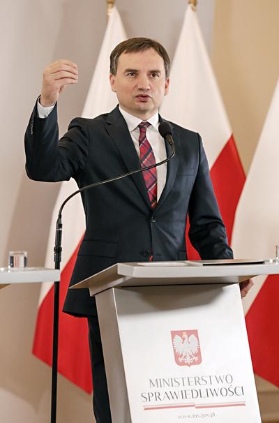 BEZ
SĄDU: Ustawa o zbiorowej odpowiedzialności podmiotów daje prokuraturze,
kierowanej przez Zbigniewa Ziobrę, ministra sprawiedliwości, prawo „wywłaszczania”
przedsiębiorców bez wyroku sądowego, co zdaniem organizacji biznesowych może
oznaczać koniec własności prywatnej w Polsce.