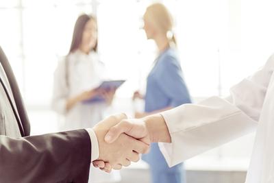FIRMA HEADHUNTERSKA szuka lekarzy będąc cały czas w kontakcie z potencjalnym pracodawcą. Gdy znajdzie kandydata, daje gwarancję na 3-4 miesiące.