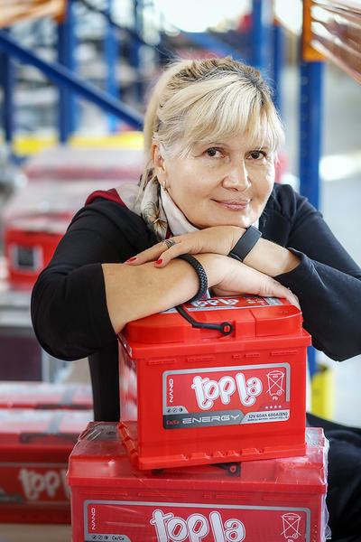 KOBIECA
RĘKA: Polski oddział słoweńskiej firmy TAB, produkującej akumulatory, od 19 lat
prowadzi Ewa Mleczko-Tanaś. Choć start spółki był trudny, dzisiaj rozwija się
ona coraz dynamiczniej.