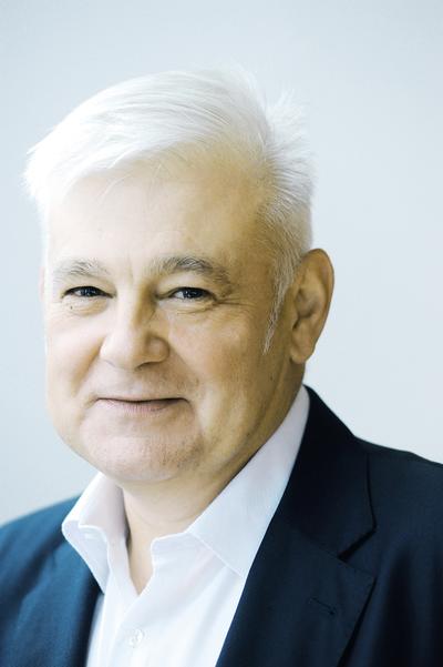 Jerzy Papuga,komentator parlamentarny, specjalizujący się w opisie prac komisjisejmowych i senackichoraz procesu ustawodawczego.