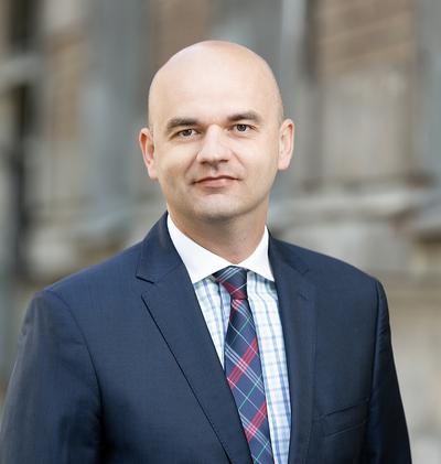 TRUDNY POCZĄTEK: