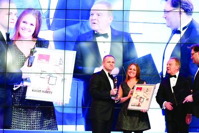 WYBÓR CZYTELNIKÓW: W imieniu chorego Mirosława
Włodarczyka insygnia Przedsiębiorcy Roku 2013 odebrał Dariusz
Kwiatkowski, członek zarządu Vedii. Patricia Deyna, prezes Bonnier
Business Polska, do Wektora dodała pamiątkową okładkę poniedziałkowego
wydania „Pulsu Biznesu”.