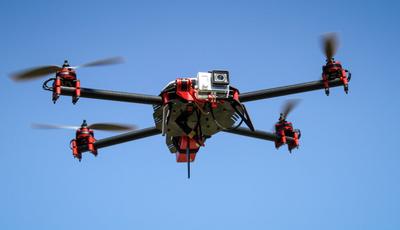 Dron SteadiDrone QU4D fot. Bloomberg
