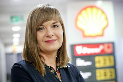 RODZYNEK
W EUROPIE: Centrum operacji biznesowych w Krakowie, którym kieruje Agnieszka
Pocztowska, to jedyne centrum usług Shella w Europie. Koncern ma także hub IT w
indyjskim Bangalore i centra usług w Indiach, Malezji i na Filipinach.