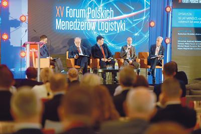 PROGNOZOWANIE: Podczas jednego z paneli dyskusyjnych (od lewej): Mirosław Andrzej Antonowicz, członek zarządu PKP, Adam Majchrzak, dyrektor ds. rozwoju Raben Logistics Polska dyskutowali z Tomaszem Miką z JLL oraz Michałem Rene z DB Schenkera o prognozach rozwoju polskiej logistyki. Są zgodni. Barometr idzie na pogodę.
