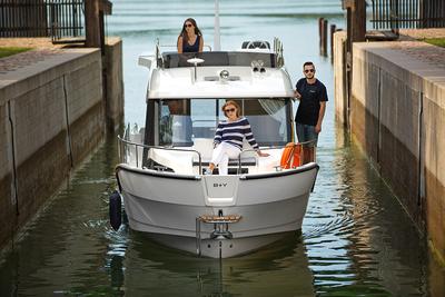 PIĘKNE
I WYGODNE: Balt-Yacht produkuje łodzie spacerowe, półślizgowe i żaglowe, m.in.
łódź motorową typu houseboat SunCamper 35 (na zdjęciu), łódź spacerową
SunCamper 30 oraz Balt 818 Tytan – pierwszy półślizgowy houseboat w Polsce.
Ponadto łodzie żaglowe: Balt 26 oraz Balt 27.