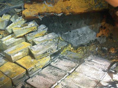 Sztabki srebra odzyskane przez firmę Odyssey Marine Exploration ze statku SS Gairsoppa fot. Bloomberg