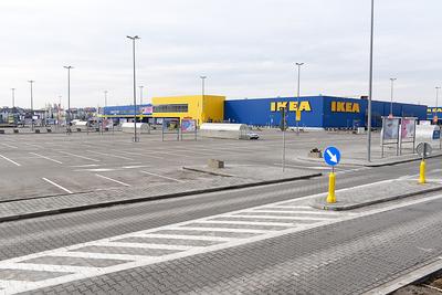WOLNA
NIEDZIELA: Przed wprowadzeniem zakazu handlu w niedzielę weekendy przynosiły
galeriom handlowym nawet jedną czwartą tygodniowych obrotów. Teraz w niedziele,
poza pierwszymi i ostatnimi w miesiącu, ruch całkowicie zamiera.