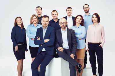 Drużyna przełomu. Łukasz Bzdzion, prezes, i Paweł Wielgus, członek zarządu Bioceltiksu (obaj w pierwszym rzędzie od lewej), dali początek koncepcji firmy. Teraz nowatorskie terapie komorkowe w weterynarii przygotowuje znacznie większy zespoł. Bo i cele społki są niemałe.