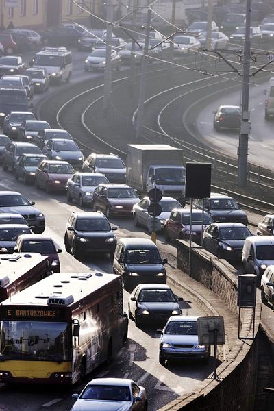 DUŻO
NIE ZNACZY DOBRZE: W Polsce przypada 539 aut na 1000 mieszkańców. To jeden z
najwyższych wskaźników w Europie. Jesteśmy również krajem starych aut. Pod
względem średniego wieku samochodów zajmujemy 17 miejsce na 25 przebadanych
krajów.