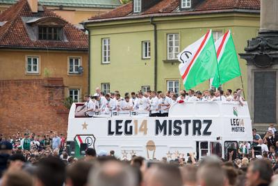 21.05.2018. Pilkarze i kibice Legii Warszawa na Placu Zamkowym fetuja zdobycie tytułu mistrza Polski.