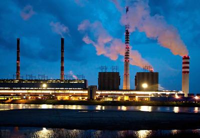 Jeszcze
ubezpieczona: Elektrownia Kozienice, najnowsza elektrownia węglowa w Polsce,
ubezpieczona jest m.in. przez Munich Re. Kiedy przyjdzie do odnawiania umowy,
ubezpieczyciel prawdopodobnie się wycofa.