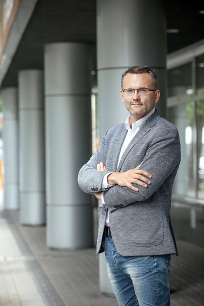 W NOWYM MODELU: W Polsce poziom wiedzy na temat rozwiązań chmurowych rośnie. Przedsiębiorcy coraz częściej dochodzą do wniosku, że zmniejszają one koszty IT i pomagają optymalizować procesy biznesowe — zapewnia Marcin Zmaczyński, szef marketingu na Europę Środkowo Wschodnią w firmie Aruba Cloud.