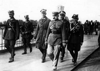 Piłsudski ze sztabem na Moście Poniatowskiego w Warszawie. Od lewej: ppłk Kazimierz Stamirowski, por. Marian Żebrowski, gen. Gustaw Orlicz-Dreszer, Józef Piłsudski, mjr Włodzimierz Jaroszewicz, por. Michał Galiński