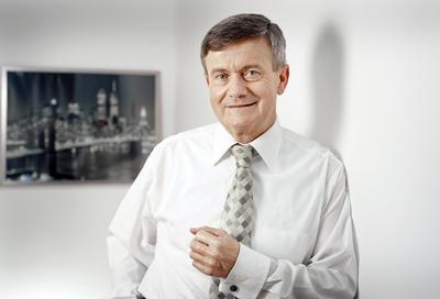 ŻYCZENIA: Trzeba wspierać zakup mieszkań przez Polaków, a deweloperom nie utrudniać życia nadmierną biurokracją — to niektóre z postulatów (od lewej) Zbigniewa Wojciecha Okońskiego, prezesa Robyga, Andrzeja Gutowskiego, członka zarządu Ronson Development, i Mateusza Juroszka, wiceprezesa Atalu. Branża deweloperska liczy też na prawdziwe REIT-y, poprawienie prawa i pomoc w zakupie gruntów pod inwestycje.