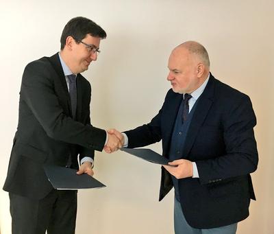 Grzegorz Juszczyk oraz Andrzej Jacyna wymieniają uściski po sygnowaniu listu intencyjnego.