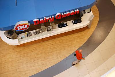 SZYBKI
KONIEC: Niewiele ponad pół roku działały w Polsce trzy lokale sieci Dairy
Queen. Ruszały z wielką pompą i szumnymi zapowiedziami, a zamknęły się po
cichu. Drugie podejście do naszego rynku też nie jest udane.