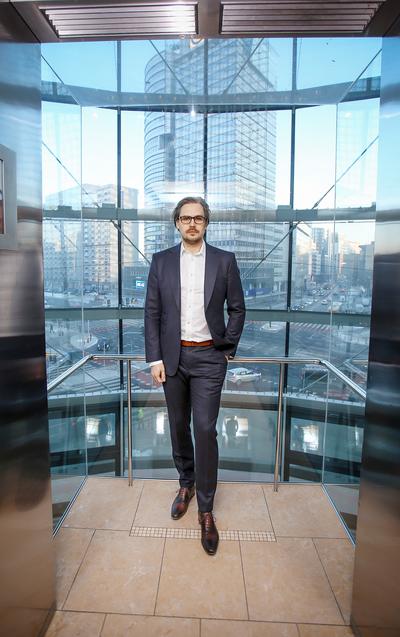 BUTY
ZA SIMPLE: Gino Rossi, którym zarządza Tomasz Malicki, tłumaczyło
niezadowalające wyniki sprzedaży brakami w sklepach. Te z kolei wynikały z
niedostatecznego poziomu kapitału obrotowego, który miał się zwiększyć dzięki
pozbyciu się Simple. Sprawa sprzedaży tej spółki na rzecz Monnari, którym
kieruje Mirosław Misztal, mocno się jednak skomplikowała.