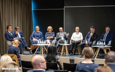VI konferencja "Polityka lekowa" - uczestnicy 4. panelu "Znaczenie dostępności rynkowej i refundacyjnej w kontekście strategii lekowej państwa"