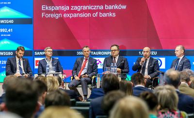 MARZENIA
O IDEALE: Najlepiej byłoby, gdyby banki miały oddziały wszędzie tam, gdzie są
obecni ich klienci korporacyjni, ale to niemożliwe — zgodzili się uczestnicy
debaty poświęconej ekspansji zagranicznej banków Paweł Bąk, prezes Cerradu,
Krzysztof Soszyński, wiceprezes Inter Cars, Michał Gajewski, prezes Santander
Banku Polska, Michał Krupiński, prezes Banku Pekao, oraz Maks Kraczkowski i
Jakub Papierski, wiceprezesi PKO BP.
