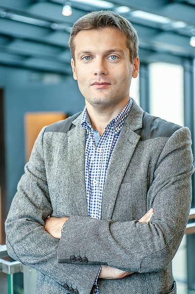DŁUGOFALOWA WSPÓŁPRACA: Zdzisław Wiater,
dyrektor w Asseco Poland, nie kryje zadowolenia z kontraktu z Fronteksem, który
jest klientem grupy od ponad dekady. Współpracę z europejską agencją
zapoczątkowała w 2007 r. spółka ABG Spin, która później została włączona do
Asseco.