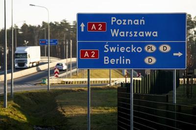 Tablice informacyjne na polskiej autostradzie A2 fot. Bloomberg