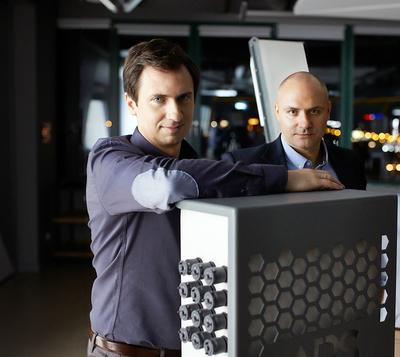 NAMIERZYĆ DRONA: Maciej Klemm (z lewej) i Radosław Piesiewicz założyli firmę APS, która opracowała system pozwalający namierzyć i unieszkodliwić drony wykorzystywane w przestępczej działalności. Wyruszają z nim w świat.