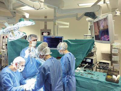 Śródoperacyjny neuromonitoring nerwów krtaniowych wstecznych (NKW) zyskuje coraz powszechniejszą akceptację w chirurgii tarczycy jako metoda ułatwiająca ich identyfikację i prognozowanie czynności.
