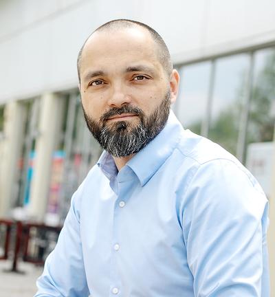 START-UPY NA PERYFERIACH: Kilka milionów złotych, które Dominika Kulczyk odda w ręce Tomasza Turczynowicza, prezesa Smart Factor, to pieniądze na „przerabianie” pomysłów w lokalne start-upy z udziałem dużych firm oraz młodych uczniów i studentów informatyki. Wszystko to w małomiasteczkowej Polsce — tam, gdzie młodzi skazani są na emigrację albo pracę poza branżą.