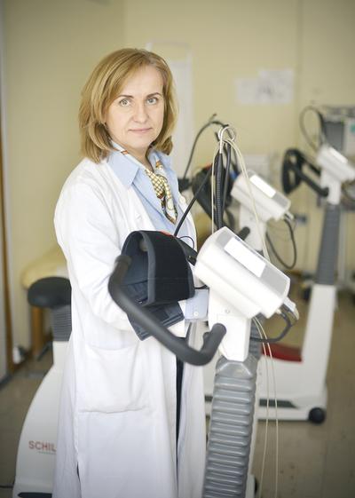dr n. med. Jadwiga Wolszakiewicz O KIM MOWA dr n. med. Jadwiga Wolszakiewicz jest zastępcą kierownika Kliniki Rehabilitacji Kardiologicznej i Elektrokardiologii Nieinwazyjnej Instytutu Kardiologii w Warszawie i przewodniczącą Sekcji Rehabilitacji Kardiologicznej i Fizjologii Wysiłku Polskiego Towarzystwa Kardiologicznego.