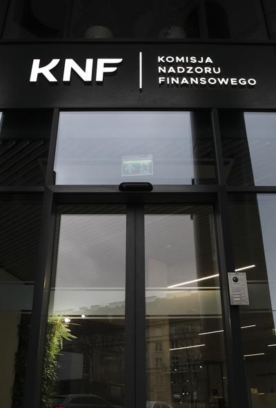 NIECHĘTNIE: Dopiero w drugim podejściu pracownik kancelarii Romana Giertycha przyjął pismo
z pytaniami do Leszka Czarneckiego, głównego akcjonariusza Idea Banku, który
był dużym dystrybutorem obligacji GetBacku.