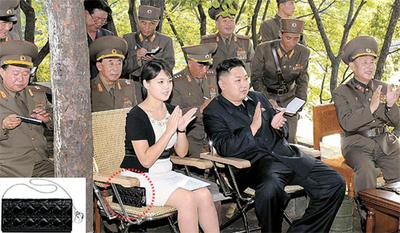 Ri Sol-Ju, pierwsza dama Korei Północnej, partnerka Kim Jong Una, została sfotografowana będąc w posiadaniu torebki ekskluzywnej marki Dior
