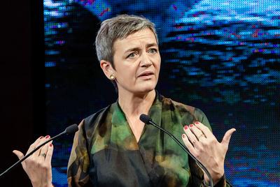EUROPA KONTRA USA: Margrethe Vestager, unijna komisarz ds. konkurencji, oficjalnie potwierdziła nałożenie na Google najwyższej jak dotąd kary za naruszenia przepisów antymonopolowych. Zaznaczyła, że powstrzymanie działań Google’a „uwolni rynek” i zwiększy szanse innych podmiotów.