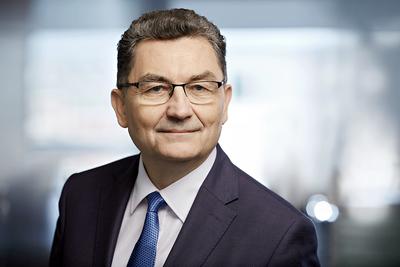 Z
OSADY NA PAŃSTWOWE: Cezariusz Lesisz, nowy szef ARP, przy okazji nominacji na
pełnomocnika premiera ds. rozwoju gospodarczego, przedstawiany był jako „osoba
z ponad 20-letnim doświadczeniem w zarządzaniu i prowadzeniu działalności
gospodarczej w Polsce i USA”. Z danych KRS wynika jedynie, że przez 10 lat był
właścicielem i szefem Osady- -Zdrowy Dom, firmy, która miała 60-70 tys. zł
obrotów rocznie.