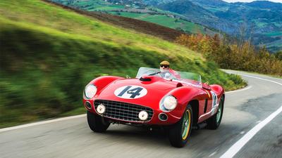 RÓJ
ZER: O ile ośmiocyfrowe rekordy w dolarach spowszedniały już na rynku dzieł
malarskich, aukcje kolekcjonerskich aut torują sobie szlak — Ferrari 290 MM
reprezentujące w latach 50. Scuderię na rajdach wystawione zostanie z
przewidywaną ceną dochodzącą do 26 mln USD (98,4 mln zł). W połowie lat 50.
Scuderia Ferrari rosła w siłę przy osłabieniu ekipy z logo Mercedes-Benz,
podczas gdy jej najszybszym rywalem pozostawało ówcześnie Maserati.