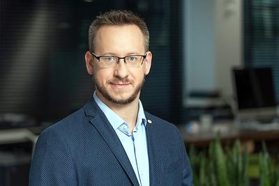 KTO LEPSZY: Sztuczna inteligencja szybciej niż
człowiek zareaguje na niepokojące sytuacje – mówi Piotr Bettin, menedżer ds.
rozwoju biznesu inteligentnych systemów wideo w firmie Konica Minolta.