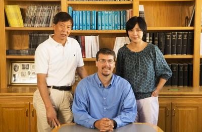 Naukowcy z Vanderbilt University: dr Sean Davies, dr Zhongyi Chen i dr Lilu Guo badają jak wykorzystać "przyjazną bakterię" jako element terapii jelitowej w walce ze skutkami ubocznymi diety wysokotłuszczowej. Fot. Joe Howell
